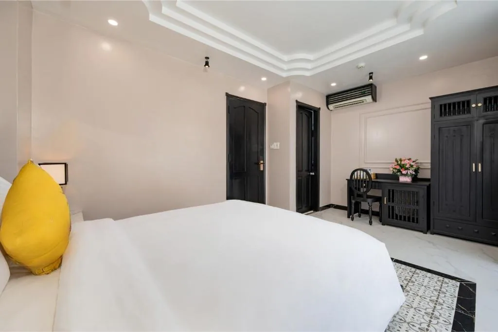 Deluxe Double Room with Balcony — Old Town Hotel